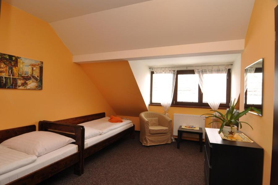 פיסק Hotel U Zlateho Byka מראה חיצוני תמונה