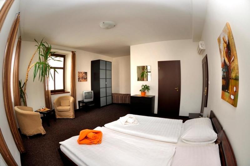 פיסק Hotel U Zlateho Byka מראה חיצוני תמונה