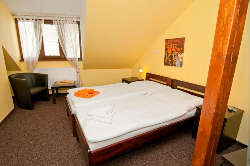 פיסק Hotel U Zlateho Byka מראה חיצוני תמונה